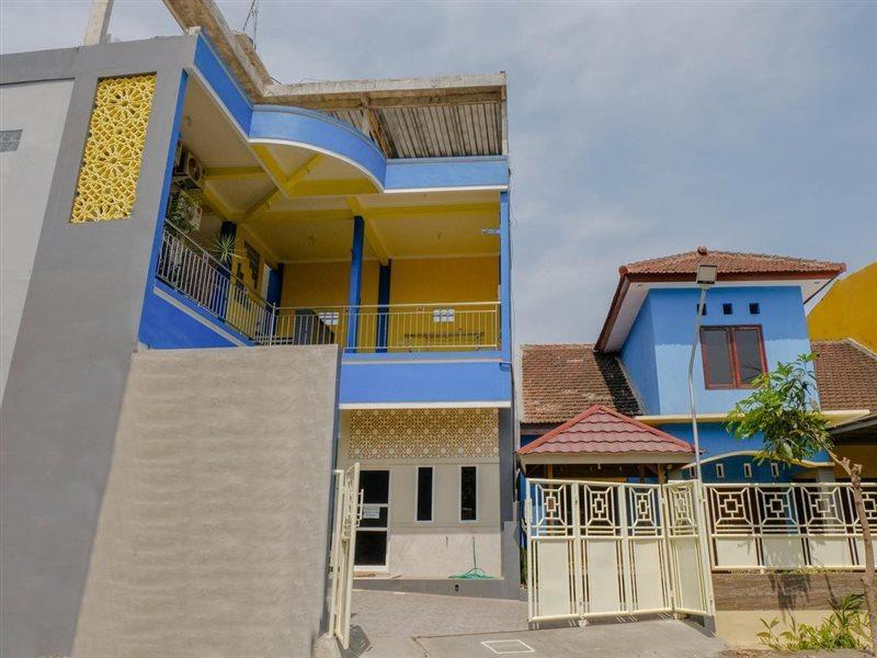 Oyo 1979 Alif Family Residence Malang Exterior photo